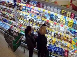 Скрытая кража телефона в подмосковном супермаркете попала на видео