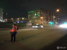 Автомобили запутались в оборвавшихся троллейбусных проводах в Кемерове