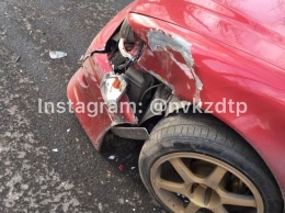 Иномарка врезалась в такси на улице в Новокузнецке