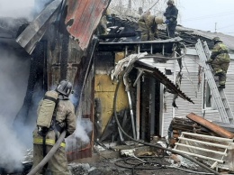 Пожарные вынесли два газовых баллона из горящего дома в Барнауле