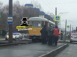 В Барнауле спешивший перейти дорогу пешеход погиб под колесами трамвая