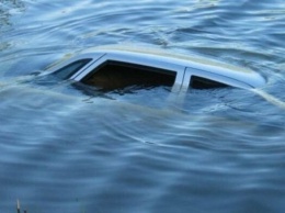 В Нижневартовском районе автомобиль съехал в озеро. Погиб один человек