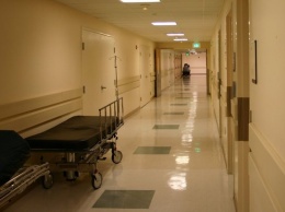 Главврач объяснил, почему в коридоре барнаульской больницы лежал труп