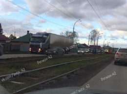 ДТП с легковушкой и фурой затруднило движение в Кемерове