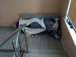 Пациенты с COVID под Новосибирском лежат на лестнице в больнице