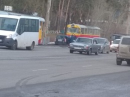 Иномарка вылетела на рельсы и остановила трамваи в Барнауле