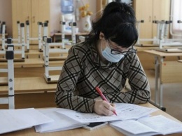 Почти две сотни педагогов Крыма заразились коронавирусом