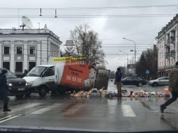 «И на нашей улице праздник»: грузовик завалил продуктами оживленный перекресток в Барнауле из-за ДТП