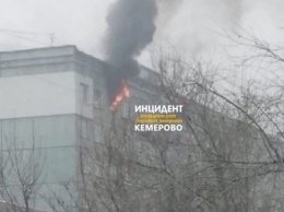 Несколько десятков человек эвакуировались из горящего дома в Кемерове