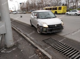 Иномарка врезалась в грузовик возле кемеровского ТЦ