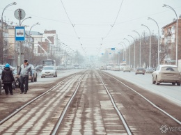 Автомобиль перекрыл трамвайный проезд в Кемерове