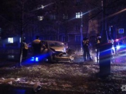 Водитель протаранил столб на набережной в Кемерове