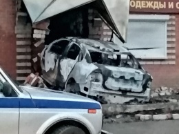 В Залесово водитель иномарки погиб в загоревшемся после «тарана» магазина авто
