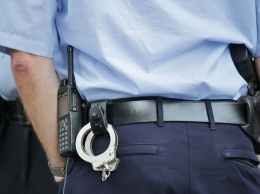 Бывший полицейский в маске ограбил салон сотовой связи в Свердловской области