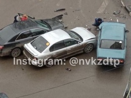 Тройная авария заблокировала проезд на улице в Новокузнецке