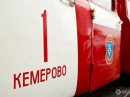 18 человек тушили ночной пожар в кемеровском торговом комплексе