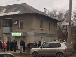 Кемеровчане выстроились в огромную очередь в аптеку за лекарствами
