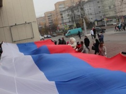 В Калуге развернули гигантский российский флаг
