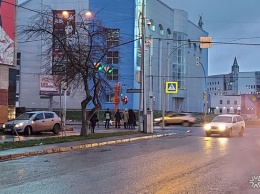Иномарка на скорости выехала на тротуар с людьми в Кемерове