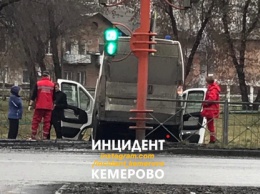 "ГАЗель" проломила школьное ограждение в результате ДТП в Кемерове