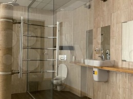 «Стеклянную» квартиру с прозрачным санузлом продают в Барнауле