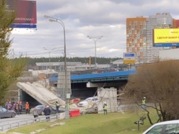 Рухнувшая балка остановила движение на Рублево-Успенском шоссе в Москве