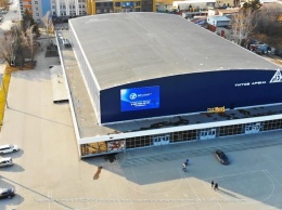 На здании «Титов-Арена» в Барнауле появился большой экран