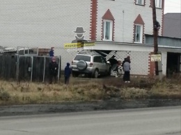 В Новоалтайске водитель внедорожника тараном разрушил кирпичную стену гаража