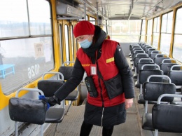 118 трамваев и 39 троллейбусов ежедневно дезинфицируют в Барнауле
