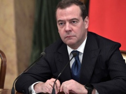 Медведев предложил внести вакцины от COVID-19 в список жизненно важных препаратов
