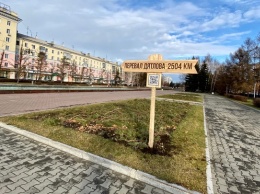 Табличка с расстоянием до Перевала Дятлова появилась в центре Барнаула