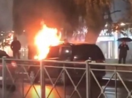 В Калининграде на проезжей части улицы Горького сгорел автомобиль (видео)