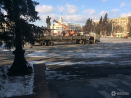 Новогоднюю ель начали устанавливать на площади Советов в Кемерове