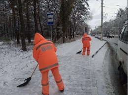 В Белгороде дороги обрабатывают противогололедными средствами