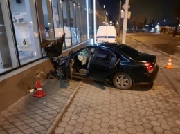 В салоне врезавшегося в стену на Дзержинского автомобиля нашли труп