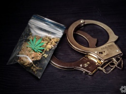 Полиция может начать привлекать к ответственности за склонение к потреблению наркотиков