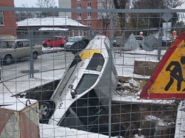 В Белгороде такси протаранило забор и упало в яму