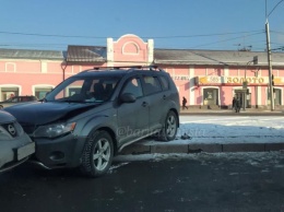 В Барнауле водитель внедорожника погиб после аварии в центре города