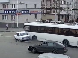 В центре Белгорода автобус протаранил легковушку