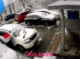 Бетонная плита рухнула на автомобиль в метре от его владельца во Владивостоке