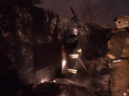 Пожарные нашли на пепелище частного жилого дома в Барнауле труп мужчины