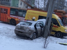 Иномарка врезалась в столб в результате ДТП в Кузбассе
