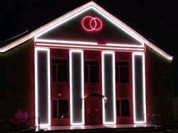 Здание ЗАГСа в Белогорске украсили подсветкой