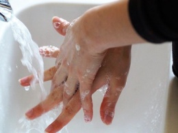 "Поощрять регулярное мытье рук": Роспотребнадзор рассказал о способах защиты детей от COVID-19