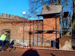 Рабочие начали консервацию обрушившейся части стены у Башни Врангеля