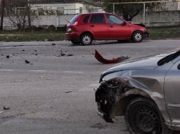 Две легковушки столкнулись на трассе Симферополь-Феодосия: девушку-водителя увезли на "скорой", - ФОТО