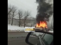 Грузовик сгорел на оживленном проспекте в Кемерове