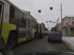 Маршрутки и троллейбус столкнулись в центре Кемерова