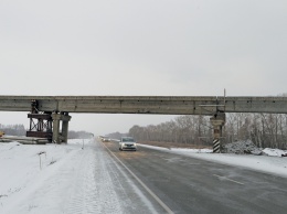 Железнодорожный мост разбирают над Чуйским трактом у Новоалтайска