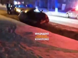 Автомобиль съехал с дороги в Кемерове